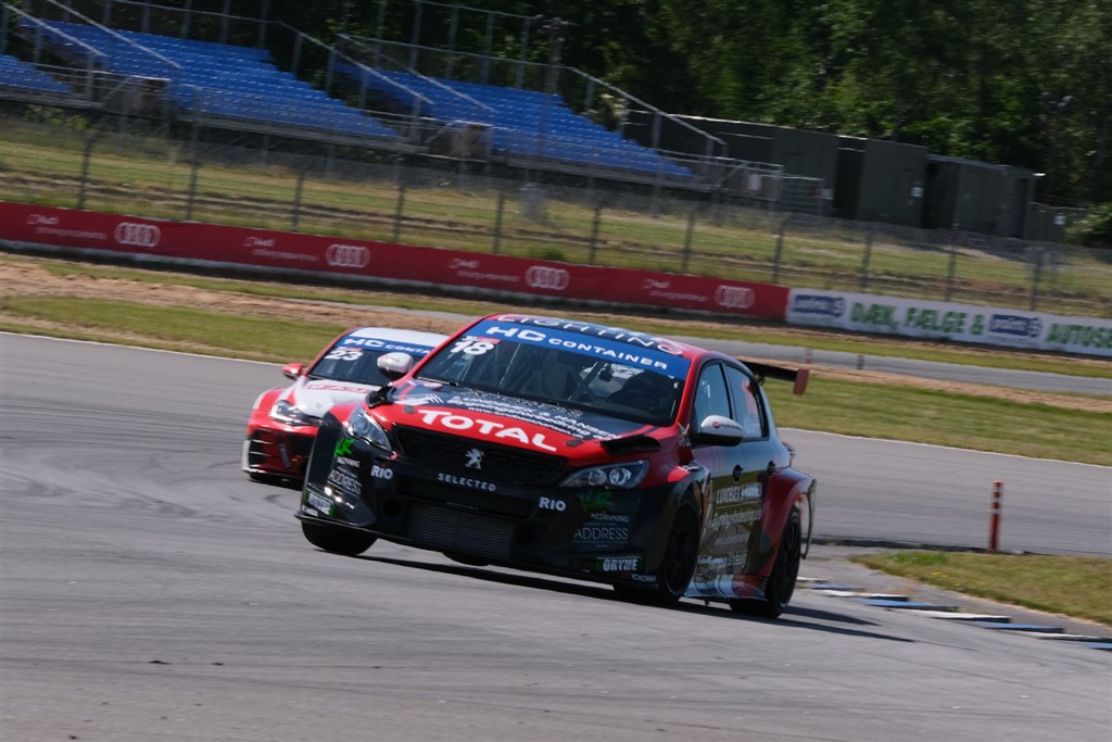 Michael Markussen fik i modsætning til de to andre Peugeot-biler ikke de store bremseproblemer. Det udnyttede han til at score fire stabile resultater - men koldingenseren slår omvendt fast, at der er mere at arbejde med for teamet.
(Foto: TCR Denmark)